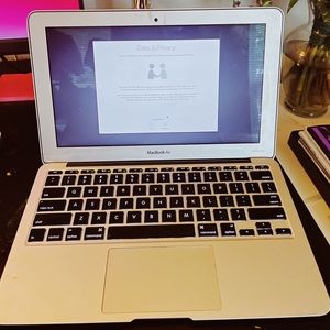 MacBook Air laptop computer 11inch, Early 2014, 1.4 GHz Intel Corei5, 4G…